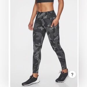 Athleta Black Gray Camo Contender 7/8 Athleisure Tight Legging Women’s Medium